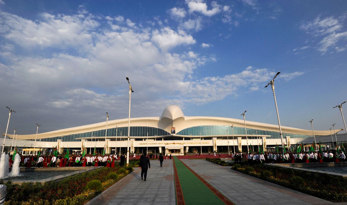 Edificio del aeropuerto internacional de Ashgabat, en Turkmenistán.