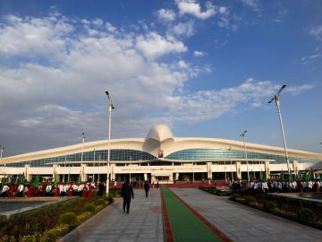 Edificio del aeropuerto internacional de Ashgabat, en Turkmenistán.