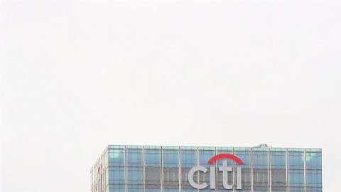 Millones de estadounidenses están preocupados si su dinero corre riesgo en el banco por el COVID-19.