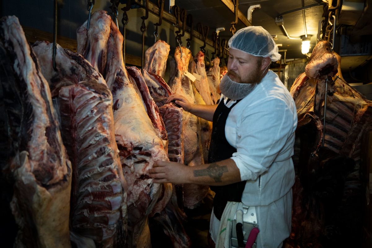 Un carnicero trabaja en una empacadora de carne en Santa Clara, California.