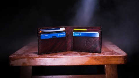 Puedes juntar la deuda de tus tarjetas de crédito y préstamos personales en un solo pago para mejor tu puntaje de crédito.