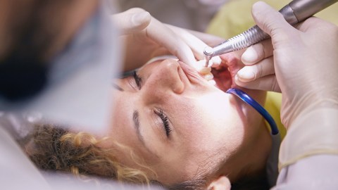 Una tarjeta de crédito médica puede ayudarte en servicios de especialidades como los de un dentista que no cubre la cobertura de tu seguro médico.