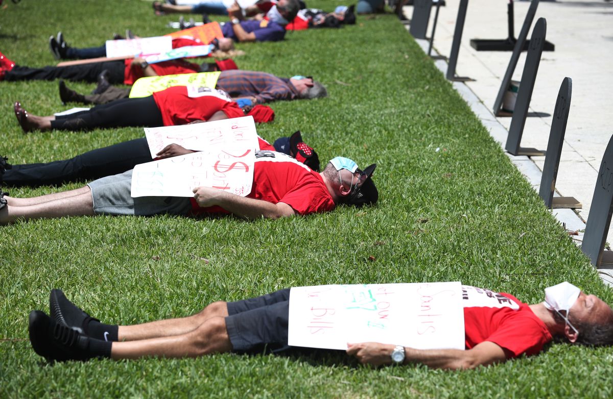Trabajadores desempleados durante una protesta en Miami, en mayo.