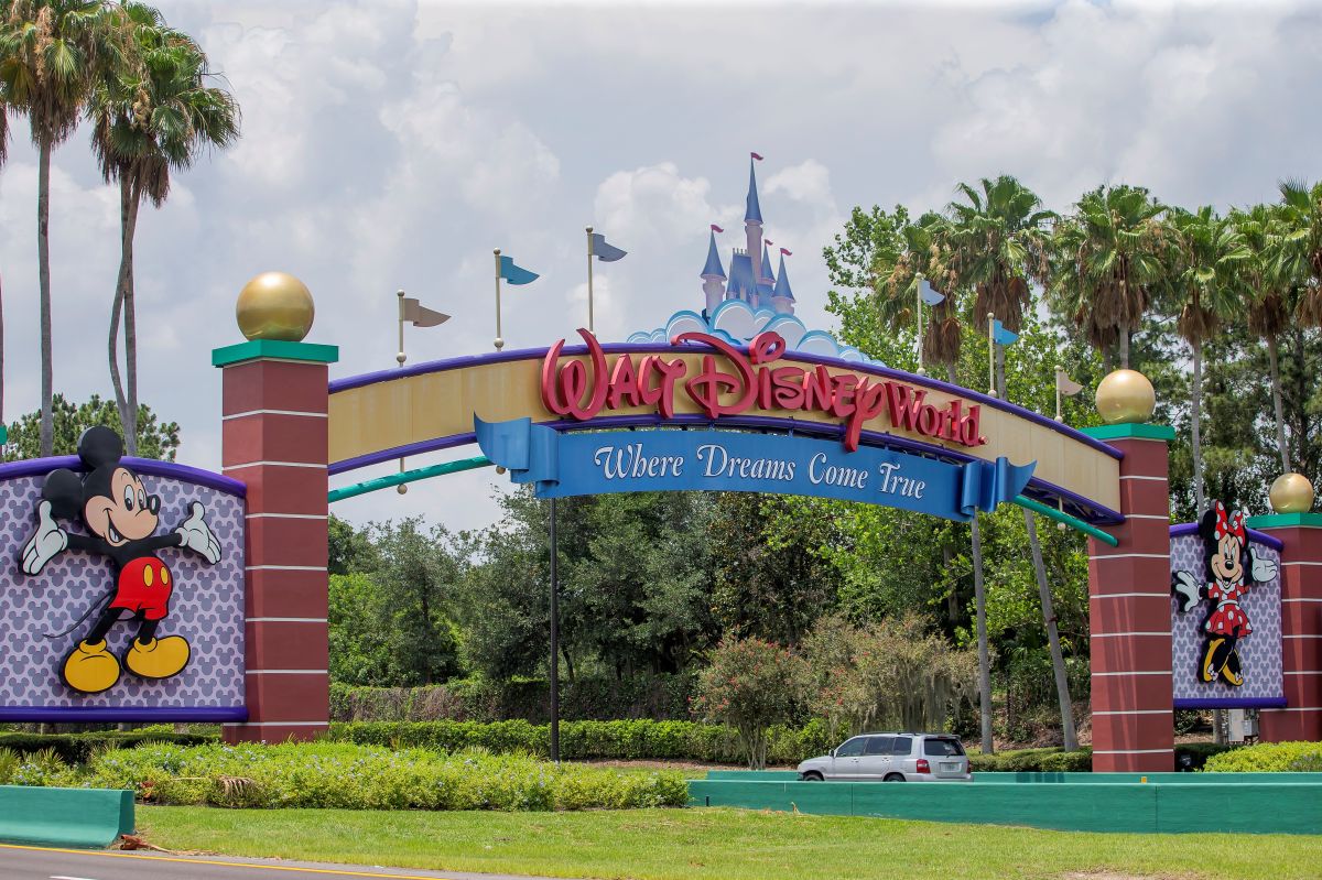 Pese al alto número de contagios en Florida, Disney reinicia sus operaciones poco a poco.