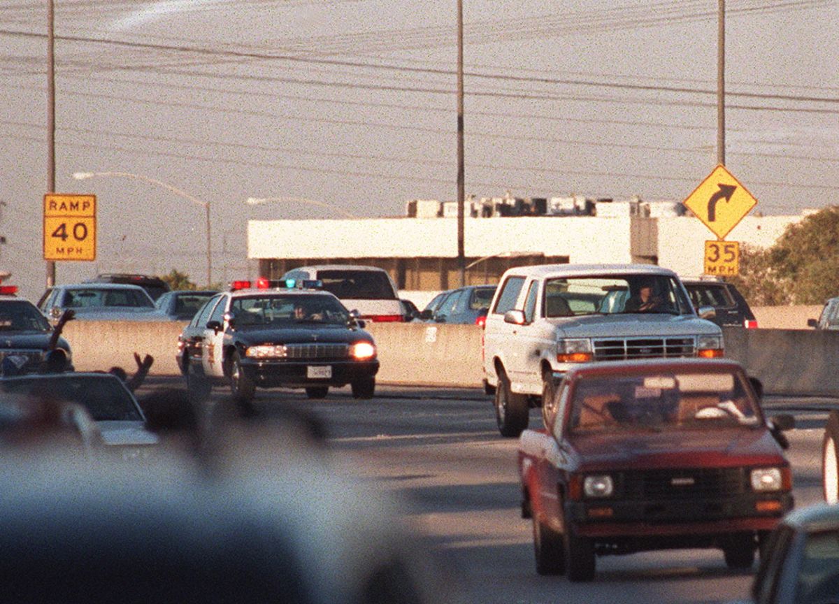 La famosa Ford Bronco de Simpson es perseguida por la policía de Los Ángeles, en 1994.