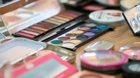 Lucir un increíble maquillaje a precios económicos es posible con varios tips de ahorro.