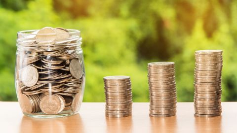 Juntar monedas que nos den como cambio es una forma de ahorrar.