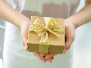 Tú mismo puedes hacer los regalos para tus seres queridos y así gastar menos.