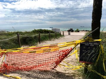 Cuadrillas de operarios daban este martes los últimos retoques a las playas de Miami Beach antes de su reapertura después de más de dos meses cerradas.