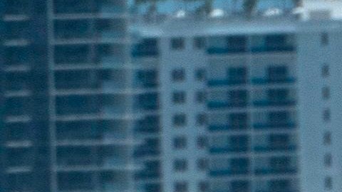 Cientos de personas visitan las playas de Miami Beach este miércoles.