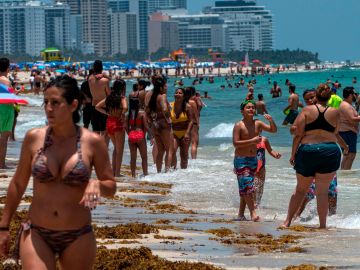 Cientos de personas visitan las playas de Miami Beach este miércoles.