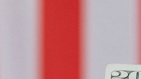 Retirar dinero de cualquier cuenta de jubilación es posible debido al COVID-19. Descubre si es buena idea hacerlo.
