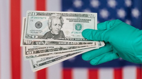 Retirar dinero de cualquier cuenta de jubilación es posible debido al COVID-19. Descubre si es buena idea hacerlo.