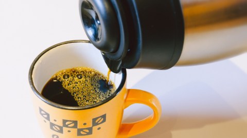 En Target es posible adquirir una cafetera a excelente costo.