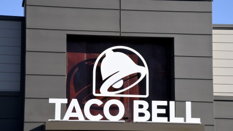 Taco Bell contratará empleados en puestos clave para garantizar la seguridad de sus clientes y evitar contagios de COVID-19.