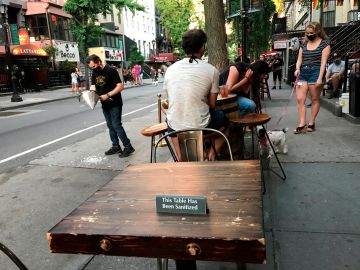 View of the tables set by a restaurant on its terrace in the Hell's Kitchen neighborhood, in New York, USA, 13 June 2020 (issued 14 June 2020). New York City is discovering terraces for eating and drinking "al fresco" at the start of its reopening after the break by COVID-19, three months that have plunged the businesses of the commercial and tourist heart of Manhattan and other districts in a crisis from which many still see no way out, mired in pessimism and uncertainty. EFE/Nora Quintanilla