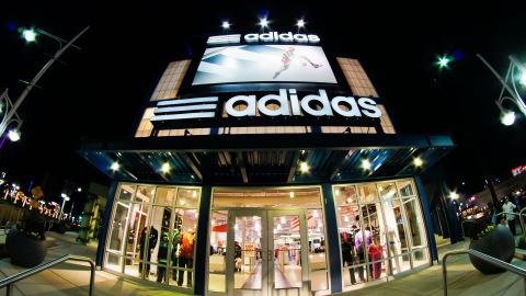 Adidas buscará cubrir un mínimo del 30 por ciento de sus nuevos puestos de trabajo en Estados Unidos con personas negras o latinas.