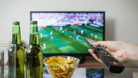 Antes de suscribirte a una compañía de cable o comprar una antena debes tomar en consideración tu presupuesto, tus gustos y los de tu familia.