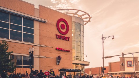 Hace unos días la compañía informó que aumentará su salario mínimo a $15 dólares por hora a todos sus empleados y que les dará una bonificación única de $200 dólares.