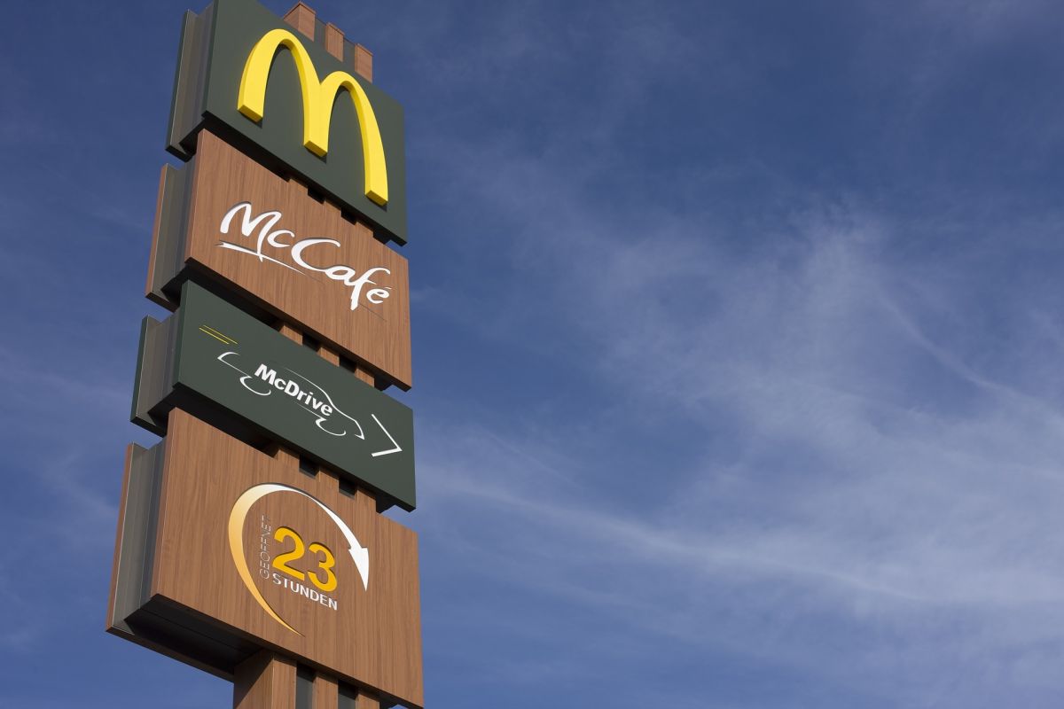 A partir del 22 de junio, unas mil tiendas de McDonald's en Estados Unidos permitirán a los clientes sentarse en una mesa.