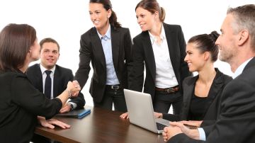 Es importante mantener buenas relaciones con tu entorno laboral, y fomentar la colaboración y trabajo grupal.