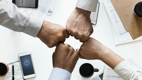 Un líder se caracteriza por tener buenas estrategias de comunicación, es empático, da apoyo moral y entiende a sus colaboradores.