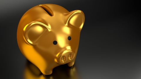El dinero que depositas en el 401(k) quedará exento de pagar impuestos federales, hasta el momento en que el dinero sea retirado.