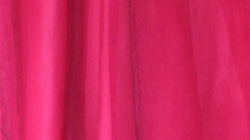 Si planeas producir un lote de camisetas gráficas, toma los pedidos por adelantado primero. Calcula los intereses, toma pedidos y luego usa ese efectivo para cubrir el costo de producción.