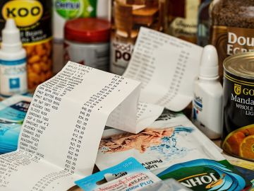 Si eres de los que prefieren hacer sus compras desde casa, entonces apunta estas tres maneras de lograr más ahorros.