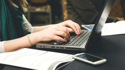 La primera sugerencia es visitar el portal en línea del IRS diseñado para rastrear el estado de su pago 2020.