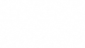 Foto de una mujer sosteniendo una tarjeta de crédito y su teléfono inteligente