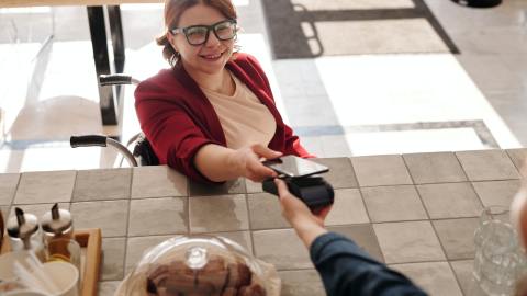 Estas aplicaciones funcionan con solo acercar tu teléfono a la terminal de punto de venta para pagar.