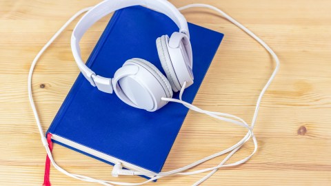 Existen maneras de obtener audiolibros sin pagar un solo dólar.