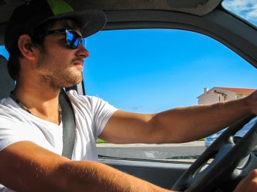 Encender el aire acondicionado de tu auto no es la única alternativa para enfriarlo.