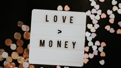 Puedes compaginar muy bien entre el amor y el dinero siempre y cuando ambas partes de la pareja se integren.