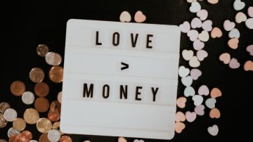 Puedes compaginar muy bien entre el amor y el dinero siempre y cuando ambas partes de la pareja se integren.
