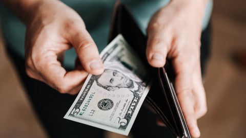 Si a pocos días de recibir tu sueldo se ve así tu cartera, es posible que debas hacer ajustes en tus finanzas personales.