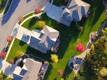 Aunque la casa tenga un valor, el costo total que puedes pagar con ella por medio de una hipoteca depende de tu tasa de interés.