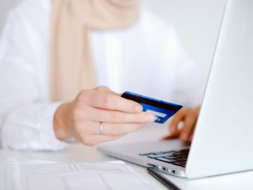 Debes revisar tu puntaje de crédito por lo menos una vez al año.