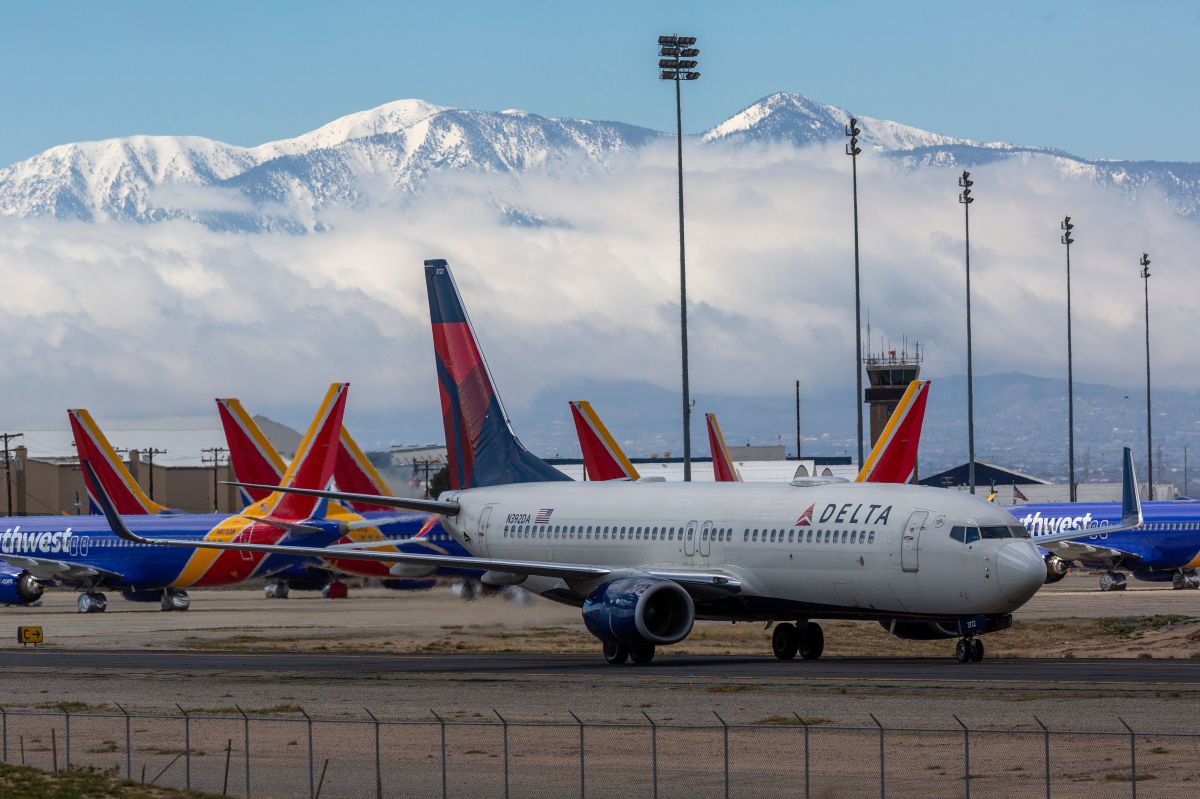 Aviones de Soutwest y Delta en un aeropuerto de California.