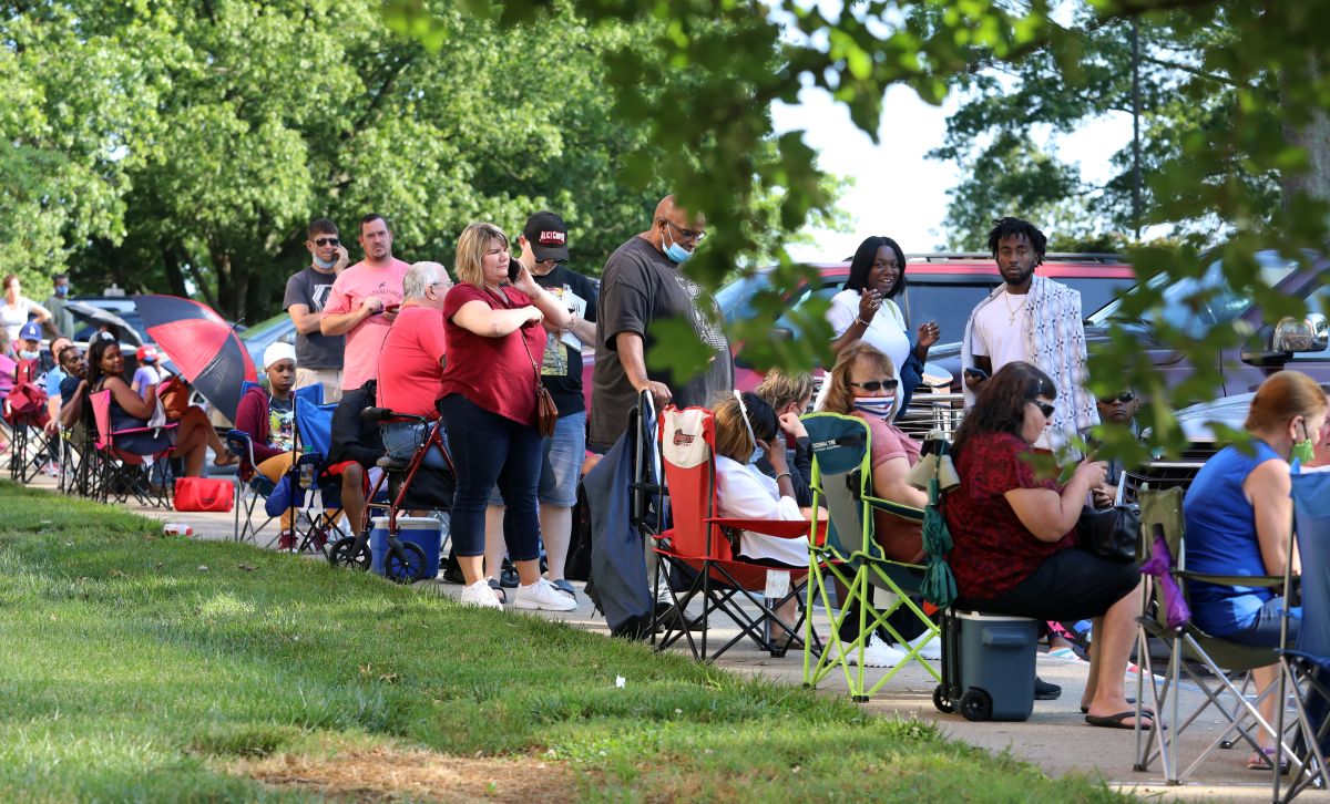Desempleados hacen fila para ingresar una solicitud en Kentucky.
