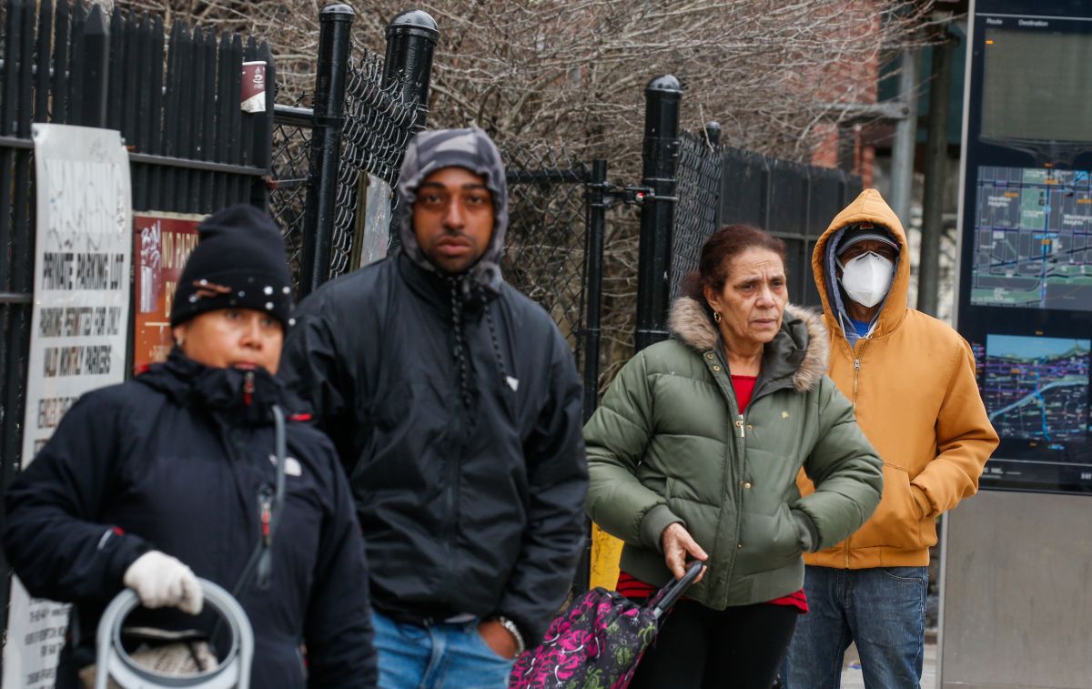 Desempleados hacen fila en un centro de ayuda de la ciudad de Nueva York.