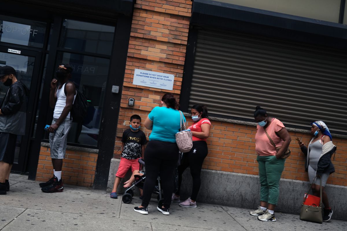 Personas hacen fila frente a un banco de alimentos en Nueva York.