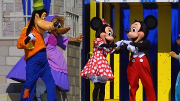 397155 04: Goofy, Minnie Mouse, Mickey Mouse and other Disney characters perform at the Magic Kingdom November 11, 2001 in Orlando, Florida. (Photo by Joe Raedle/Getty Images)
