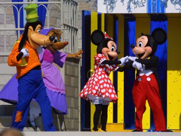 397155 04: Goofy, Minnie Mouse, Mickey Mouse and other Disney characters perform at the Magic Kingdom November 11, 2001 in Orlando, Florida. (Photo by Joe Raedle/Getty Images)