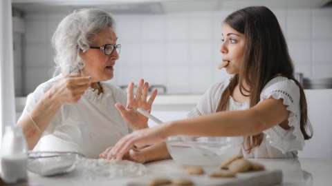 Muchos jóvenes han regresado a casa de sus padres o abuelos debido al COVID-19.