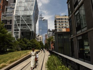 NEW YORK, NY - JULY 16: People walk the newly reopened High Line park on July 16, 2020 in New York City. One of New York City's most popular attractions, the High Line reopened with social distancing policies as part of the Phase 3 coronavirus plan. Visitors must enter on Gansevoort St., walk one way, maintain six feet apart and wear their masks. (Photo by Stephanie Keith/Getty Images)