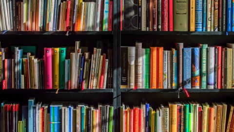 Donar libros es una acto que beneficia la educación de muchas personas.