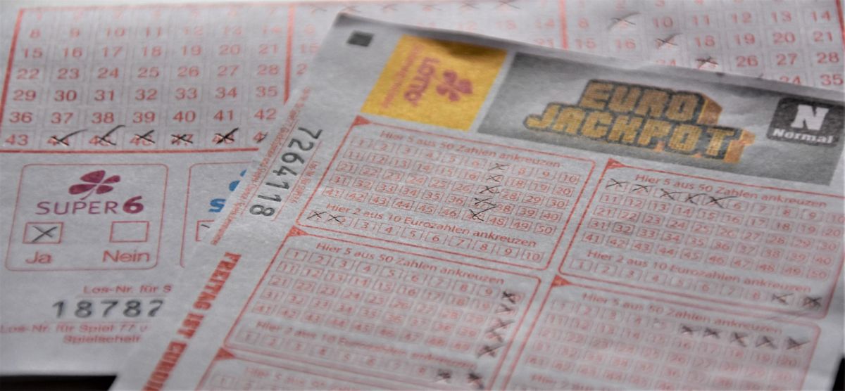 Comprar boletos de lotería podría ser uno de los cientos de cosas que deberías dejar de hacer con tu dinero.