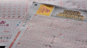Comprar boletos de lotería podría ser uno de los cientos de cosas que deberías dejar de hacer con tu dinero.